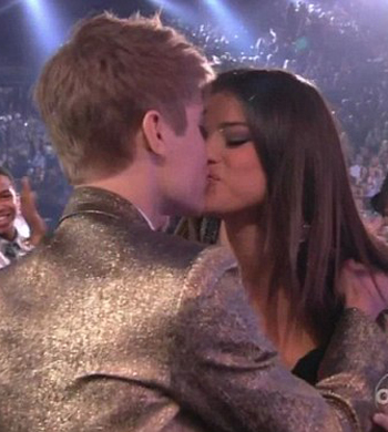 justin bieber and selena gomez beach pictures. justin bieber selena gomez